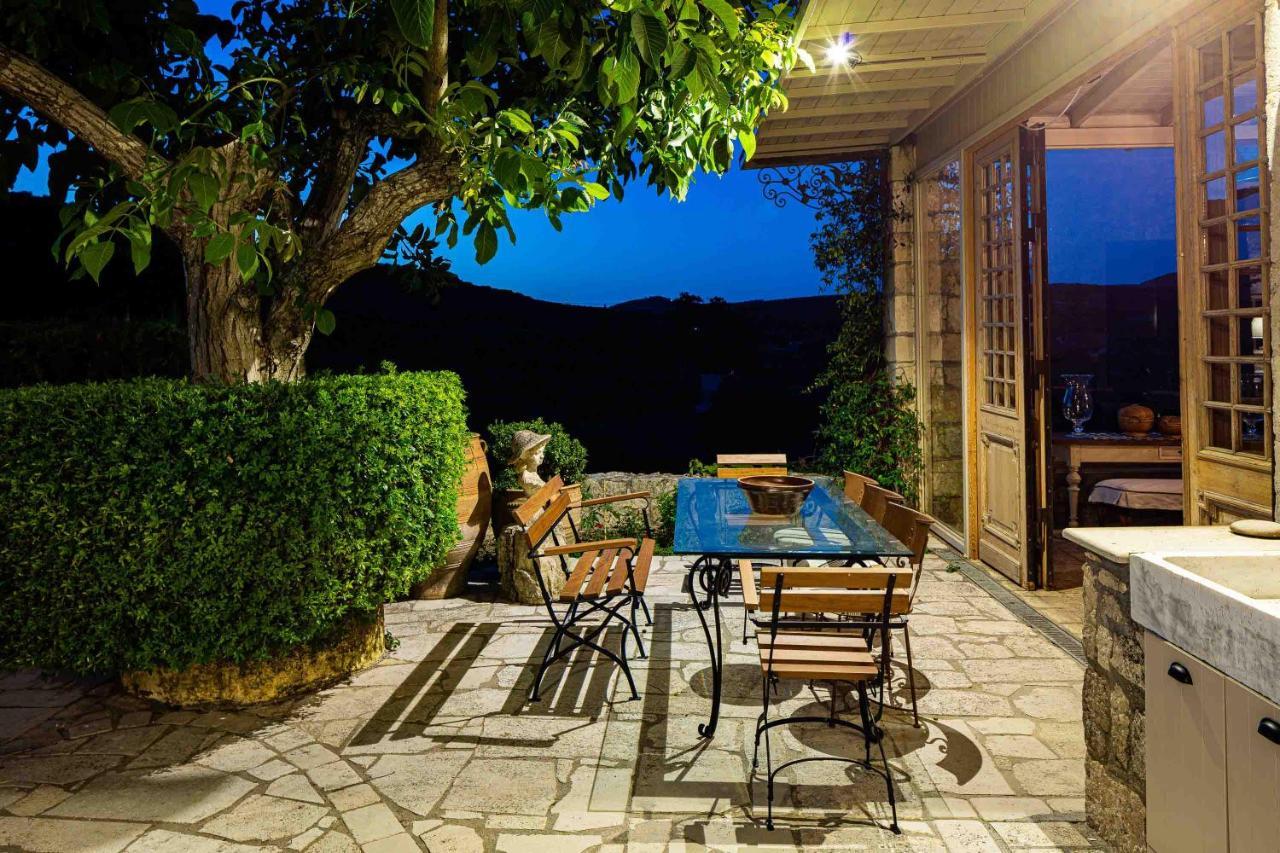 Villa Mantilari Wine Estate 7 Apartments 2 Private Pools 1 Heated Tennis Court Fitness Center Archanes Esterno foto